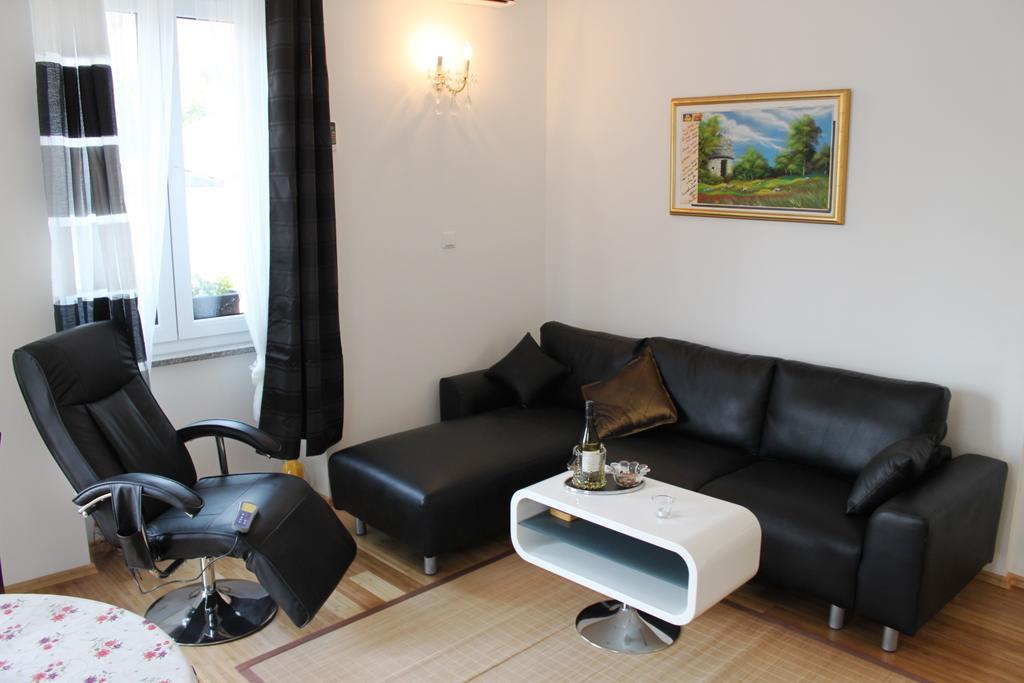 Ana Apartment プーラ 部屋 写真